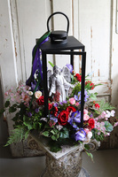 lampion na cmentarz z kwiatami