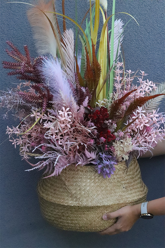 Parise 2, sztuczna trawa w koszu z ziołami