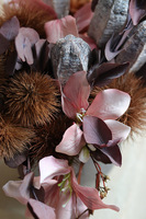 Izaria 2, kompozycja kwiatowa w naczyniu z suszem