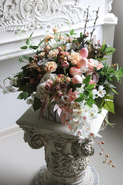 Benjamin Easter, kompozycja nagrobna w skrzynce, wym.46x70x60 