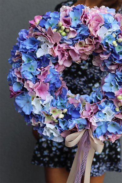 Gesiana, niebiesko-różowy wianek z hortensjami