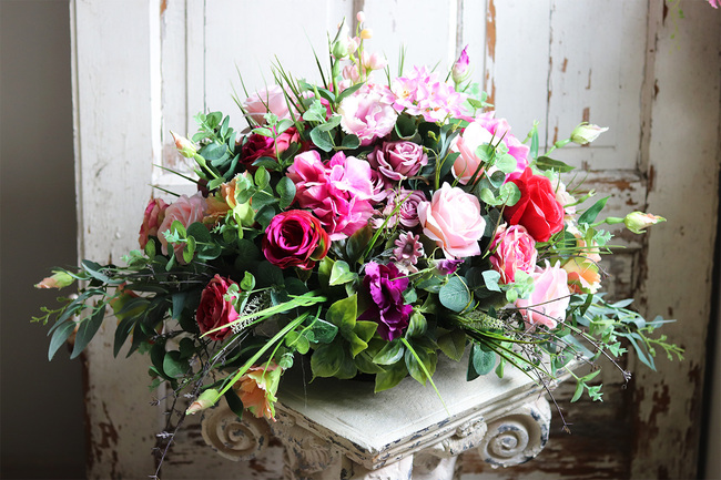 Jedua, bogata dekoracja nagrobna w naczyniu