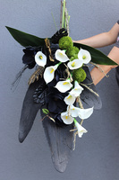 Angie Black, bukiet nagrobny z kallami premium, dł.75cm