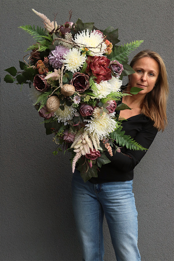 Bastina Selendia, nagrobna wiązanka z astrami