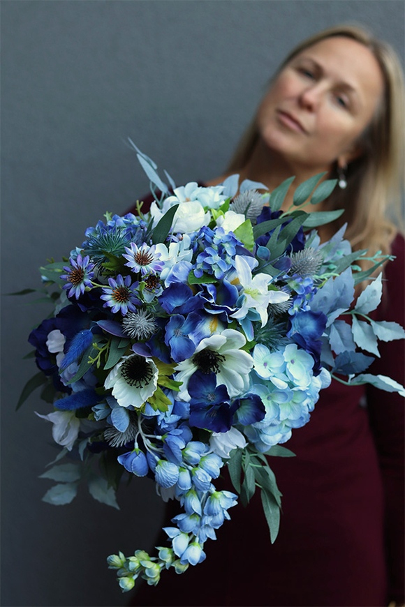 Gerinia 2, błękitna kompozycja kwiatowa w złotej donicy