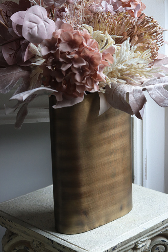 Boho House, kompozycja kwiatowa w metalowym wazonie