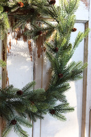 Zimowa polana, wianek iglasty z modrzewia