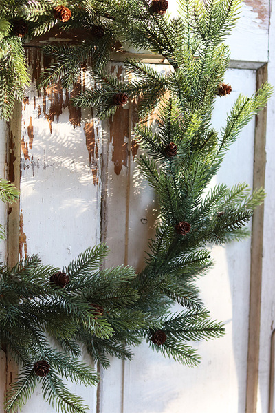 Zimowa polana, wianek iglasty z modrzewia