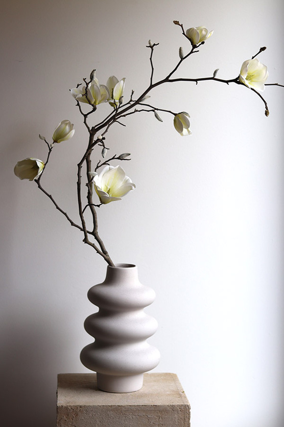 Magnolia Vase, kwiaty w wazonie