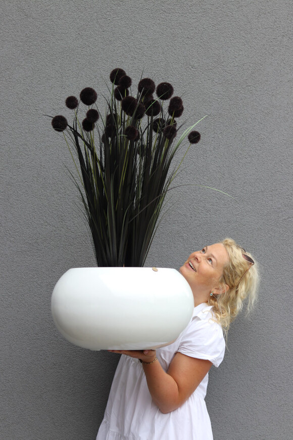 Black Mars Fiberglass, sztuczna czarna trawa w białej donicy