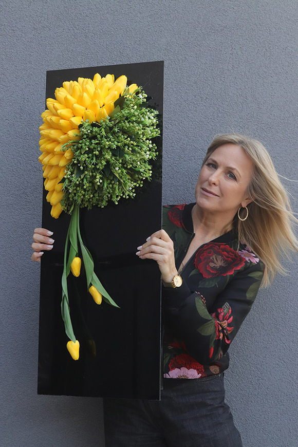 Tulippo New Design Yellow 3, dekoracja nagrobna na czarnej podstawie