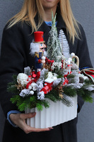 Efektowny, stroik świąteczny z dziadkiem