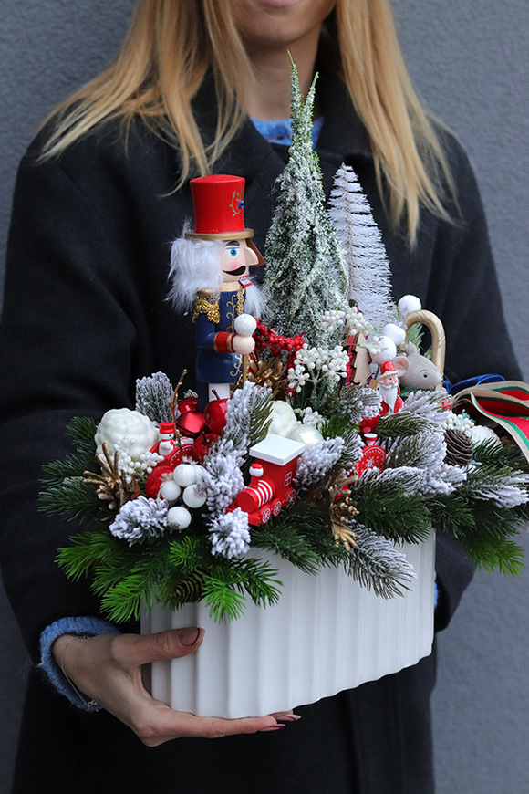 Efektowny, stroik świąteczny z dziadkiem