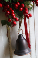 Koralowy, zimowy wianek z owocami i dzwonkiem