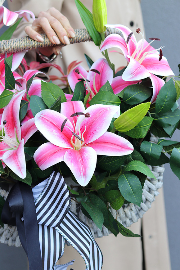 Lilly Basket, bukiet lilii nagrobny w koszu