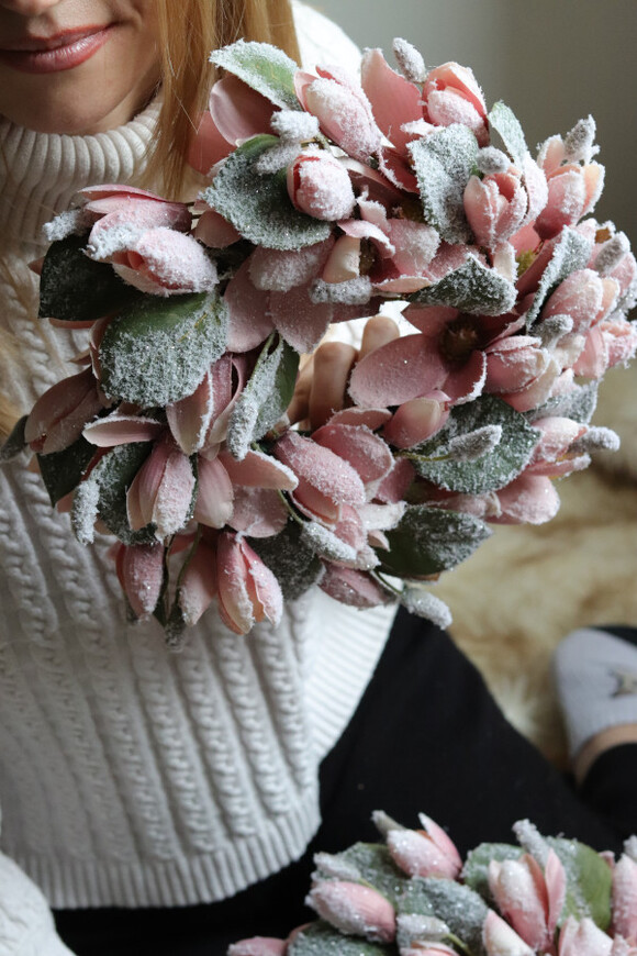 Mroźna Magnolia, zimowy wianek kwiatowy na drzwi