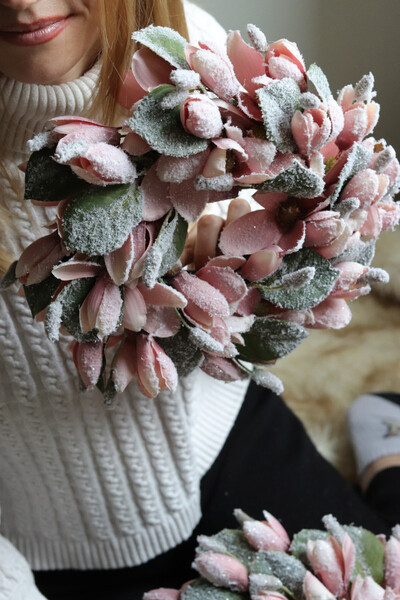 Mroźna Magnolia, zimowy wianek kwiatowy na drzwi