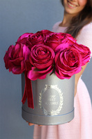 elegancki flowerbox z amarantowymi różami, Rosalisa, wys.30cm