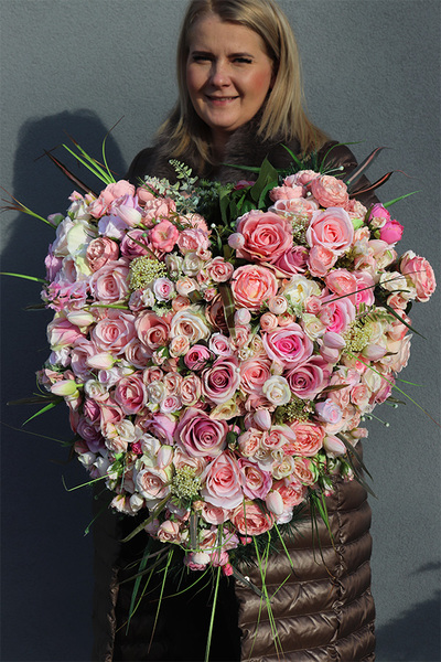 bogata wiązanka nagrobna, Serce Pink Lady, wym.67x65cm