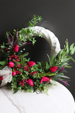 Tulipanowa Amarantia, wiosenny wianek dekoracyjny, rozp.37cm 