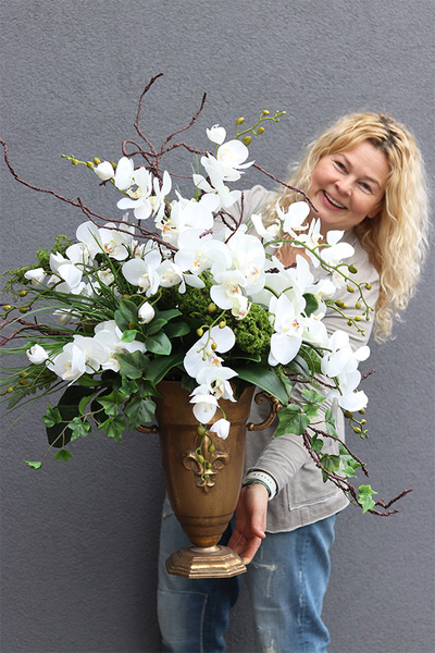 Lilly Goldasta, kompozycja ze storczykiem w złotym pucharze, wys.95cm