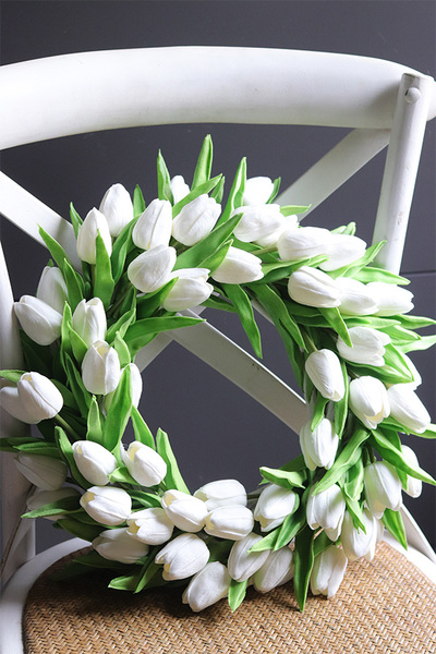 Witaj Wiosno Menato, biały wianek z piankowych tulipanów