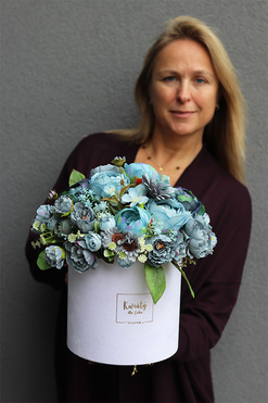 Blue World, nowoczesny flowerbox z niebieskimi kwiatami, wys.34cm  