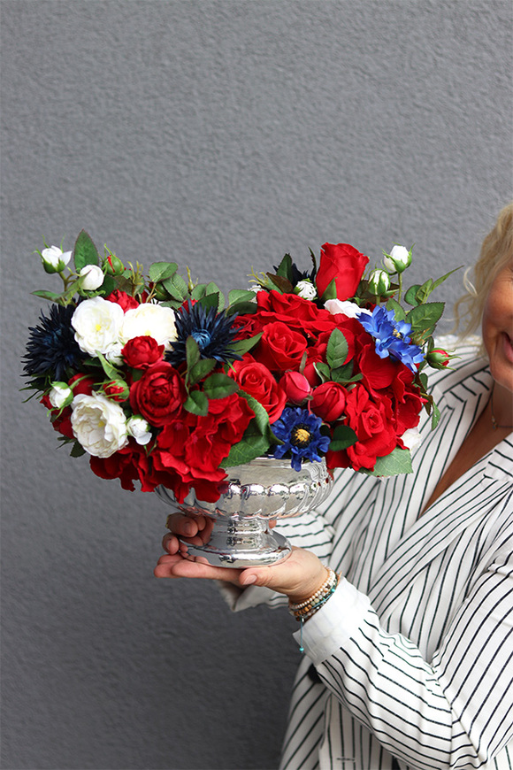 Polena, kompozycja w złotym pucharze