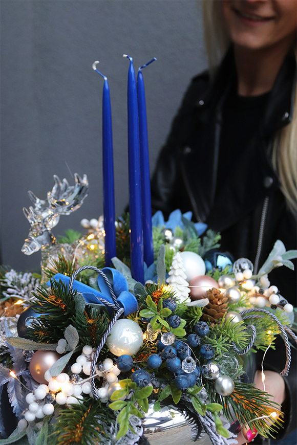 Blue Eveline Pompadour, świąteczny stroik LED