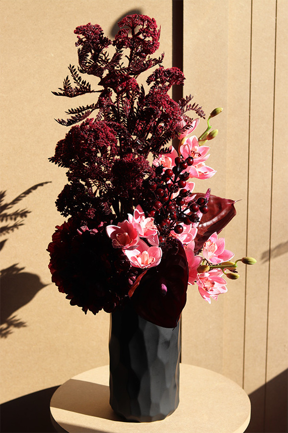 Bettina Arturia Bordo, dekoracyjny bukiet w wazonie