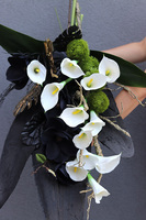 Angie Black, bukiet nagrobny z kallami premium, dł.75cm