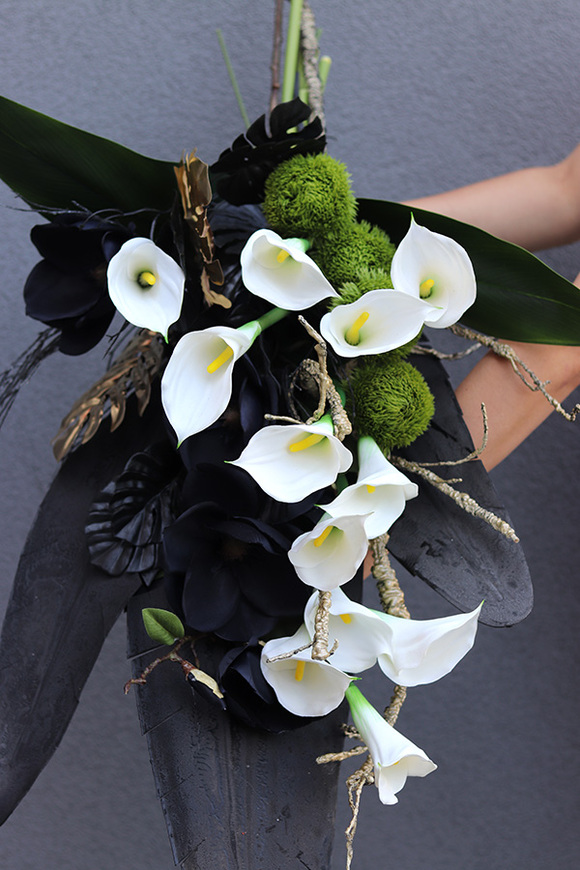 Angie Black, bukiet nagrobny z kallami premium, dł.75cm