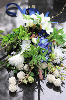 Niebieska Drelia, bukiet nagrobny z ostróżką