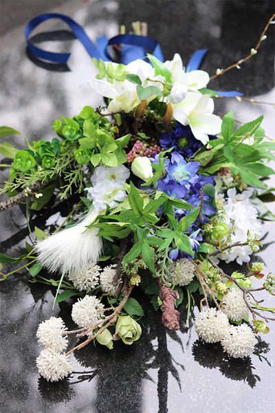 Niebieska Drelia, bukiet nagrobny z ostróżką