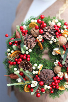 Xmas House, świąteczny wianek z pomarańczami