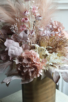 Boho House, kompozycja kwiatowa w metalowym wazonie