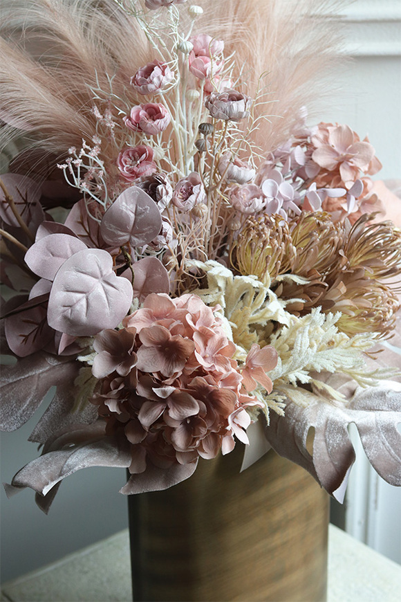 Boho House, kompozycja kwiatowa w metalowym wazonie