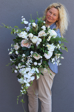 Rozalia White, kompozycja nagrobna w plastikowym naczyniu, dł.90cm