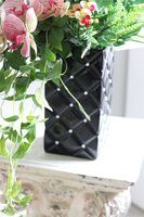 Lucille Gerano Granada Black, kompozycja ze storczykiem w wazonie