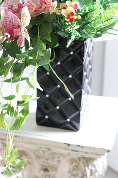 Lucille Gerano Granada Black, kompozycja ze storczykiem w wazonie