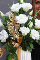 Amelia Eustoma White, kompozycja kwiatowa w wazonie	