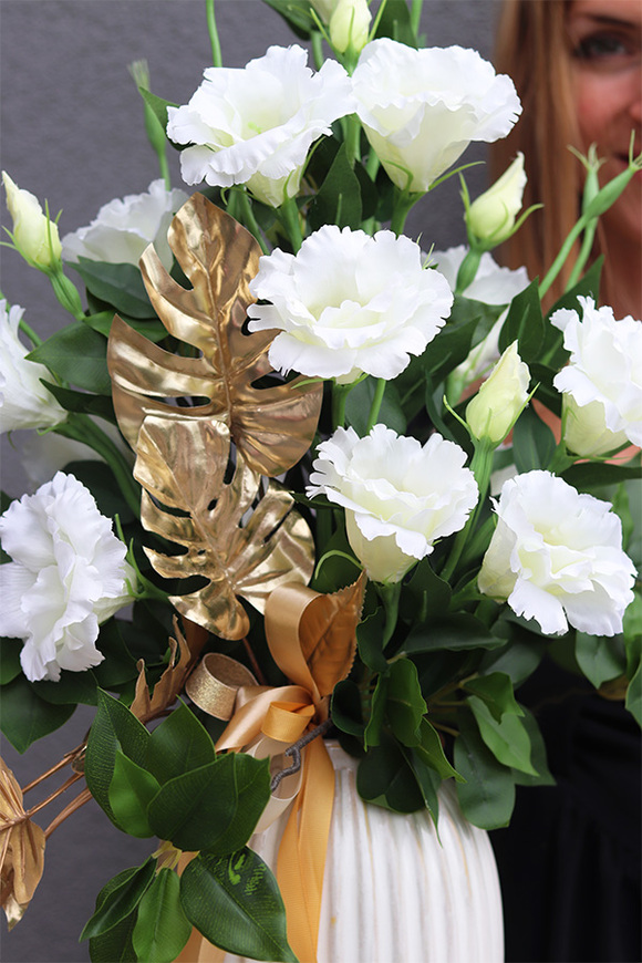 Amelia Eustoma White, kompozycja kwiatowa w wazonie	