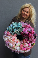 Caryca Bellia, bogaty kwiatowy wianek na drzwi