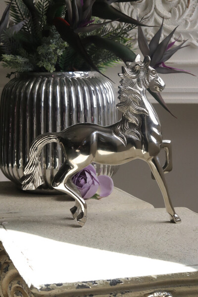 elegancka figurka konia, Stąpający Koń