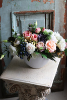 Editta, kompozycja kwiatowa w biało-srebrnej misie, wym.32x39cm