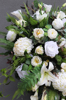 White Kristela, wiązanka nagrobna z białymi kwiatami