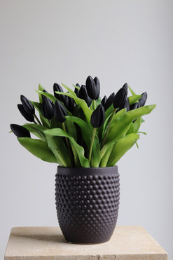 OD RĘKI Black Easter 2, kompozycja z gumowymi tulipanami, wys.33cm