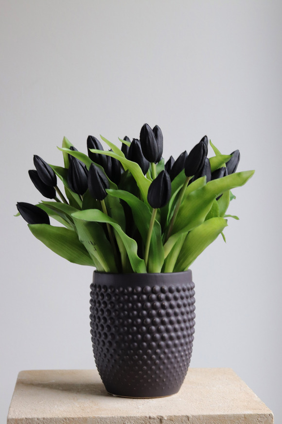 Black Easter 2, kompozycja z gumowymi tulipanami