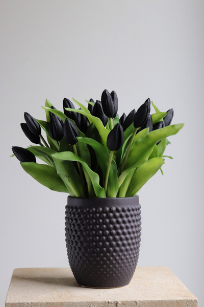 Black Easter 2, kompozycja z gumowymi tulipanami