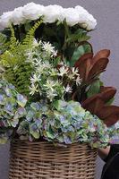 White Rose Bahama, kompozycja z kwiatami w koszu